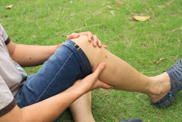 屋外で足を痛めた男性